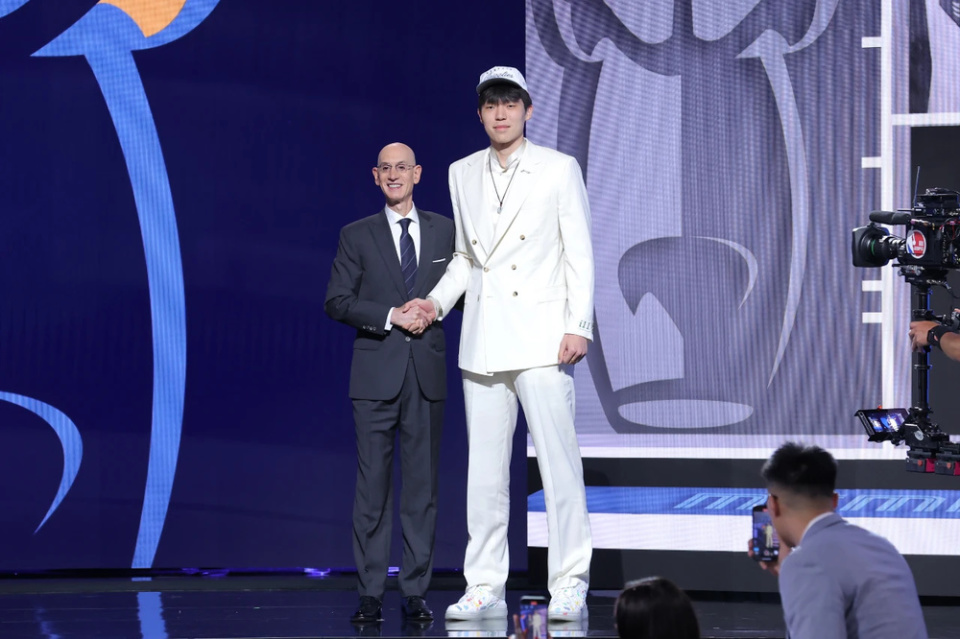 开云体育电脑版-杨瀚森父母启程前往美国陪儿子参加NBA选秀大会(杨瀚森夏联落选原因)